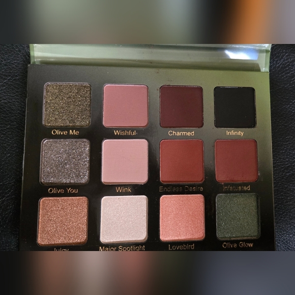 Violet Voss Eye Shadow Palette & Monarch Lash Pack - Picture 3 of 5